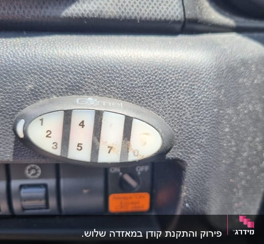 לוח מקשים עם מספרים ברכב